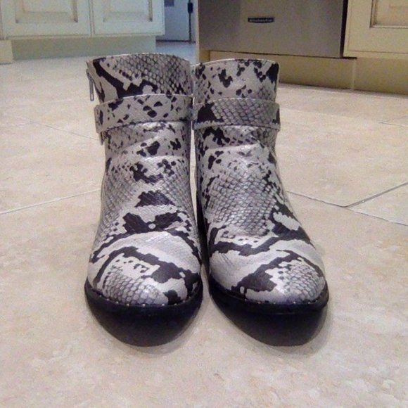 NastyGal Snakeskin Western Booties - Picture 2 of 5